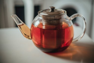 Cam çaydanlık mutfak masasının üzerinde sıcak çay ile.