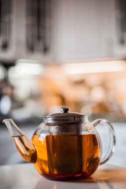 Cam çaydanlık mutfak masasının üzerinde sıcak çay ile.