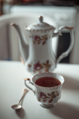 Güzel vintage çay servisi mutfak masasında.