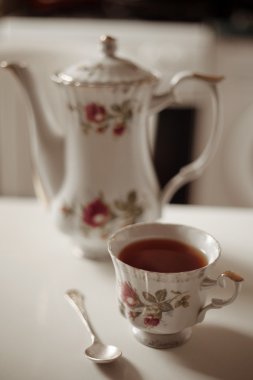 Güzel vintage çay servisi mutfak masasında.