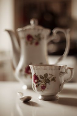 Güzel vintage çay servisi mutfak masasında.