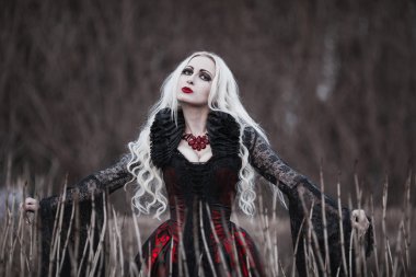 Eski moda Kırmızı elbiseli uzun sarı saçlı güzel kadın