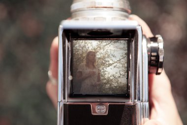 Kız portre eski orta format fotoğraf makinesi ile çekim.