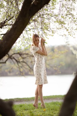 Bahar bahçede dans güzel kız.
