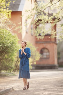 Vintage mavi elbiseli genç Gezgin evden maceralar için ayrılır.