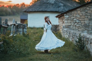 Vintage gelinlik antik taş ev yürüyüş güzel kız. Vintage gelin kavramı