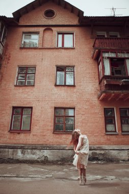 Genç kız güzel elbise ve pointe ayakkabı st üzerinde dans