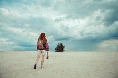 Kızıl saçlı kız bir çöl yürüyüş. Seyahat kavramı