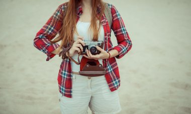 Kızıl saçlı kız bir çöl yürüyüş. Seyahat kavramı