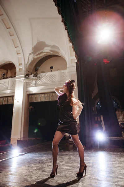 Bella ragazza che indossa abiti retrò balla sul vecchio palco del teatro . — Foto Stock