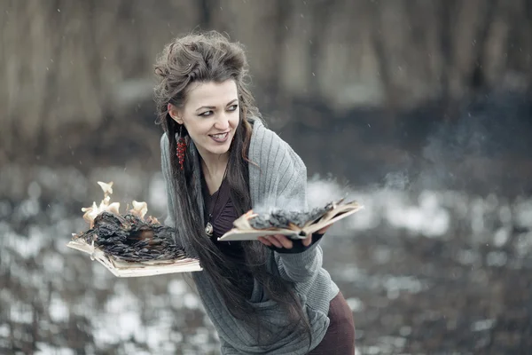 Boze heks casting magische spreuken op het verbrande gebied. — Stockfoto
