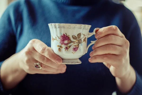 Woman holds a cup of tea in her hands. — Stock Photo, Image