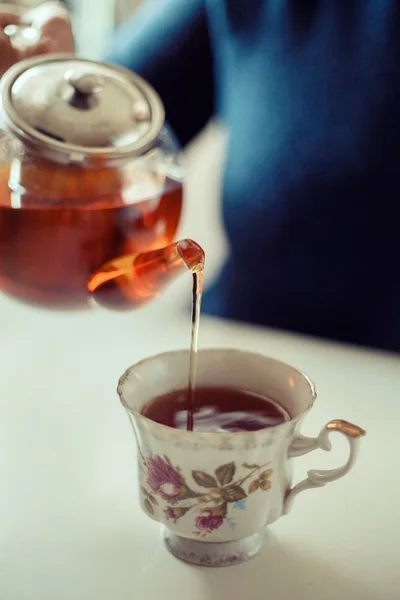 Frau steckt Tee in eine Tasse. — Stockfoto