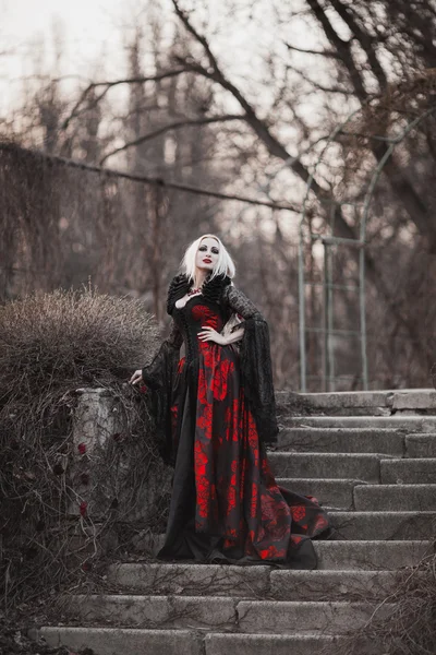 Mulher bonita com cabelo loiro longo em vestido vermelho à moda antiga — Fotografia de Stock