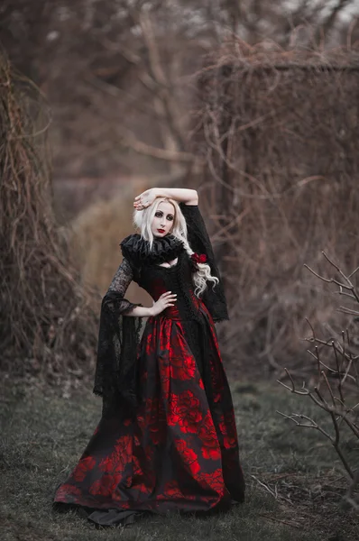 Mulher bonita com cabelo loiro longo em vestido vermelho à moda antiga — Fotografia de Stock