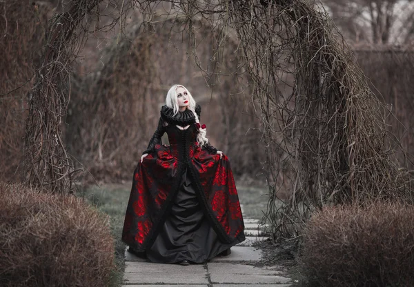 Mulher bonita com cabelo loiro longo em vestido vermelho à moda antiga — Fotografia de Stock