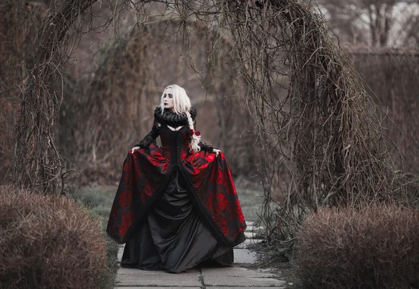 Hermosa mujer con pelo largo y rubio en vestido rojo a la antigua — Foto de Stock