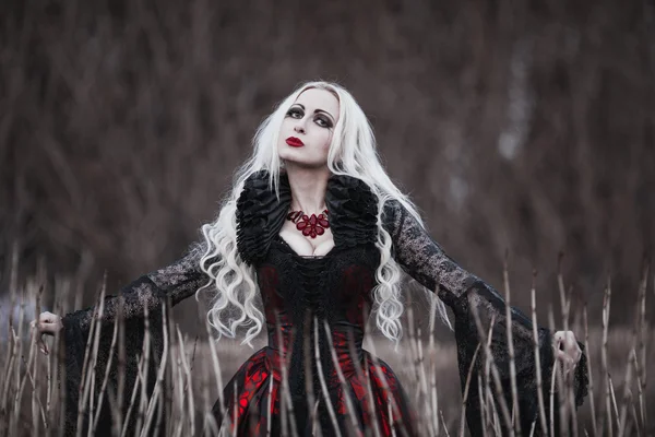 Mulher bonita com cabelo loiro longo em vestido vermelho à moda antiga — Fotografia de Stock