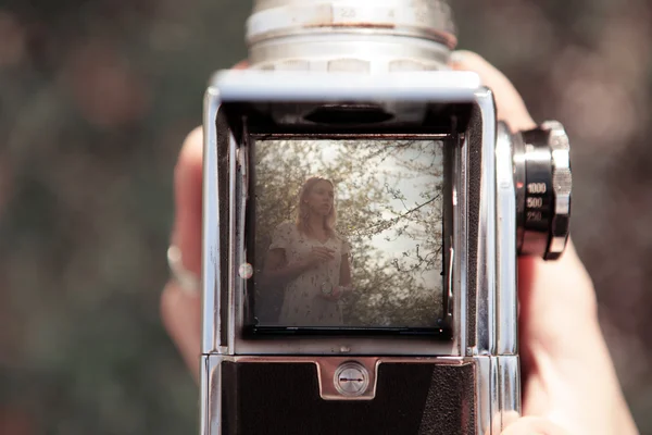 Meisje portret schieten met oude middenformaat camera. — Stockfoto