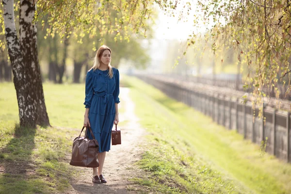 Viajero joven en vestido azul vintage sale de casa para aventuras . —  Fotos de Stock