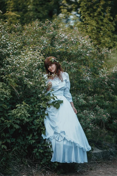 Porträtt av vacker ung flicka nära blommande träd. Vintage koncept — Stockfoto