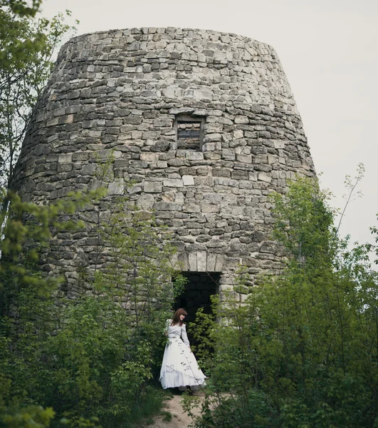 古代の石造りの家の近くを歩いてヴィンテージの白のドレスで美しい少女。ヴィンテージ ブライダル コンセプト — ストック写真