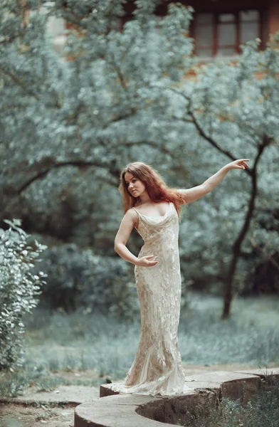 Chica joven en hermoso vestido y zapatos puntiagudos bailando en la calle . —  Fotos de Stock