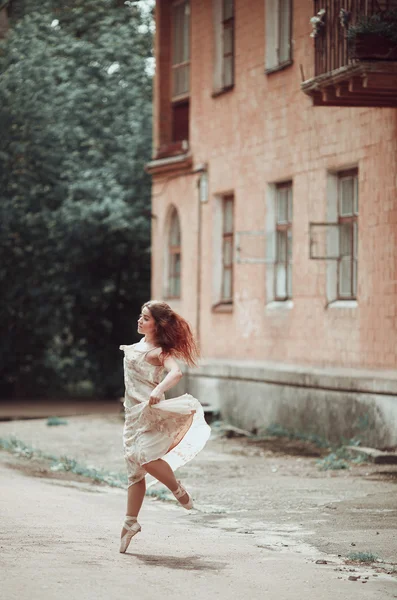 Chica joven en hermoso vestido y zapatos puntiagudos bailando en la st —  Fotos de Stock