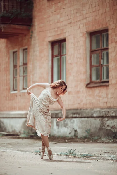 Chica joven en hermoso vestido y zapatos puntiagudos bailando en la st —  Fotos de Stock