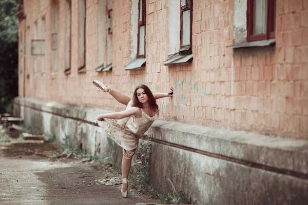 Chica joven en hermoso vestido y zapatos puntiagudos bailando en la st —  Fotos de Stock