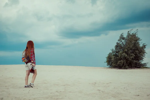 Redhead girl walking through a desert. Travel concept — Stock Photo, Image