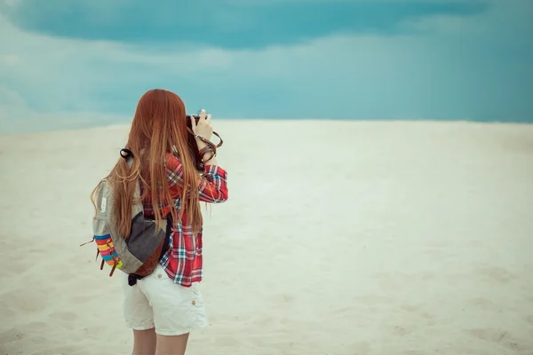 穿越沙漠的红发女孩。旅游概念 — 图库照片