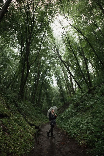 Jeune fille marchant dans une forêt pluvieuse avec parapluie . — Photo