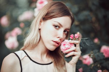 Güzel genç kız moda pembe elbise kokulu güller. Peri masalı. Moda. Fantezi