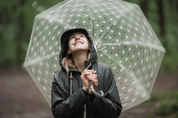 Chica joven de pie en la lluvia con paraguas. Espacio para texto —  Fotos de Stock