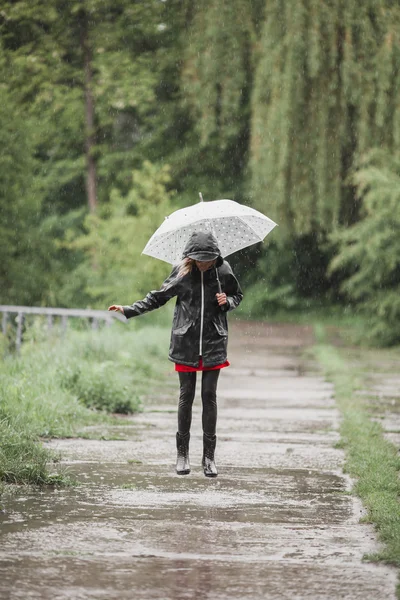 Junges Mädchen hat Spaß im Regen. Frohes Regenkonzept — Stockfoto