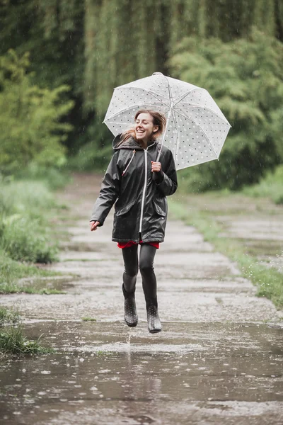 Junges Mädchen hat Spaß im Regen. Frohes Regenkonzept — Stockfoto