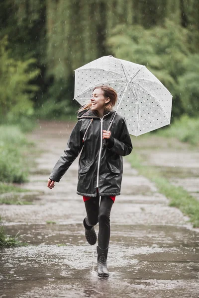 Junges Mädchen hat Spaß im Regen. Frohes Regenkonzept — Stockfoto