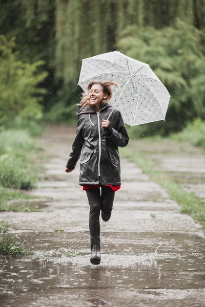 Junges Mädchen hat Spaß im Regen. Frohes Regenkonzept — Stockfoto