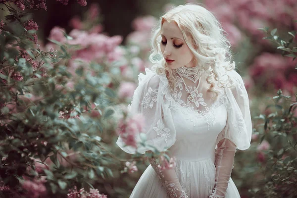 Vacker blond kvinna i blommande lila trädgård. Vintage brud c — Stockfoto