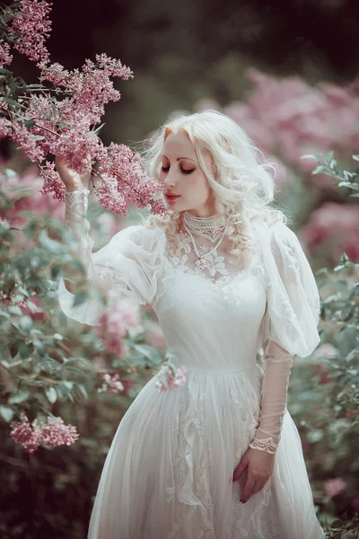 Belle femme blonde en fleurs jardin lilas. Vintage mariée c — Photo