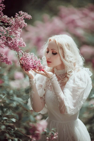 Belle femme blonde en fleurs jardin lilas. Vintage mariée c — Photo