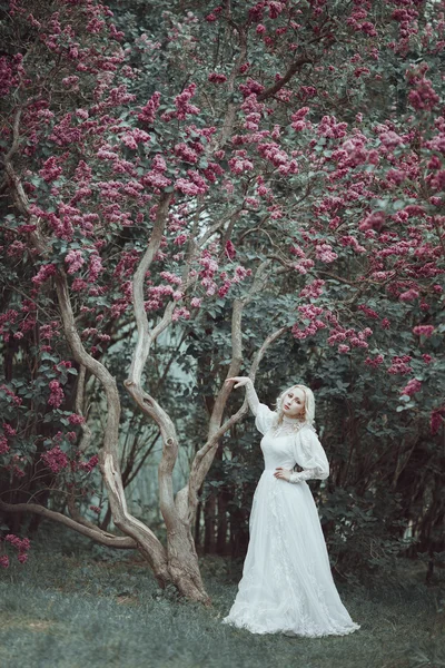 美しい金髪女性に咲くライラック ガーデン。ビンテージ花嫁コンセプト — ストック写真