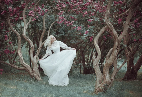 美しい金髪女性に咲くライラック ガーデン。ビンテージ花嫁コンセプト — ストック写真