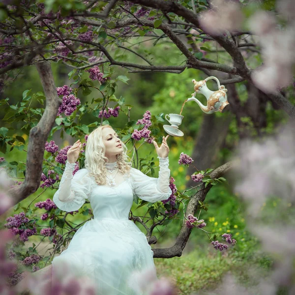 Bella donna bionda in fiore giardino lilla. Vintage. Alice. . — Foto Stock