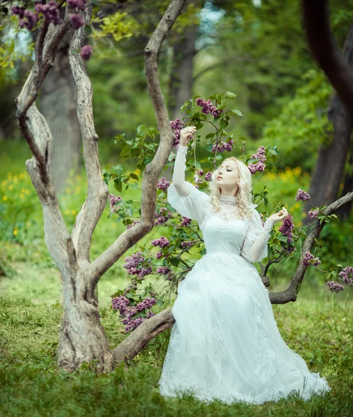 Bella donna bionda in fiore giardino lilla. Vintage. Alice. Fiaba — Foto Stock