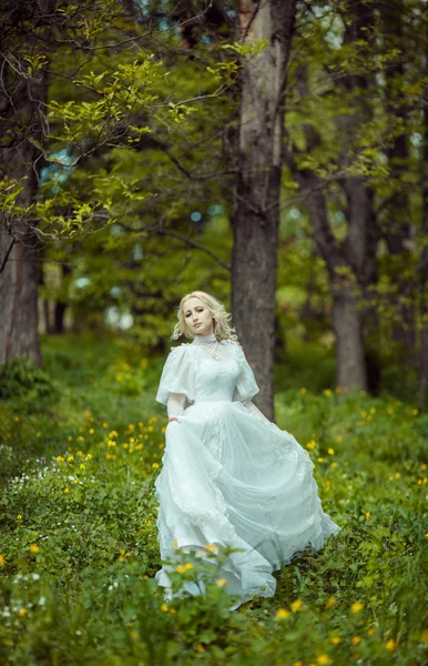 Zahrada krásná blondýnka v kvetoucí šeřík. Vintage nevěsta c — Stock fotografie