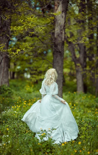 Hermosa mujer rubia en el floreciente jardín lila. Novia vintage c — Foto de Stock