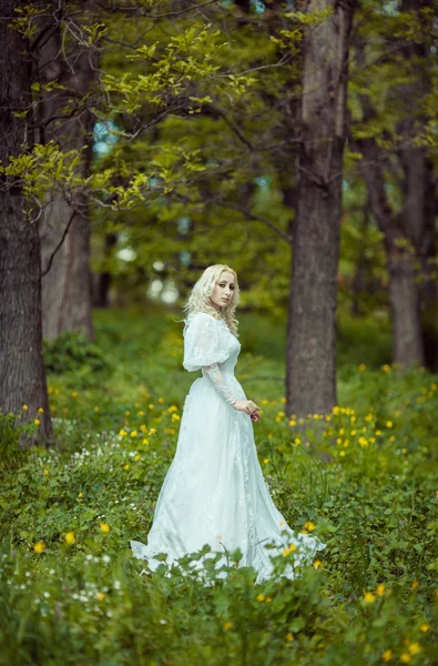 Schöne blonde Frau im blühenden Fliedergarten. Vintage Braut c — Stockfoto