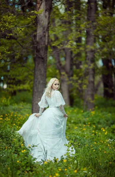 Zahrada krásná blondýnka v kvetoucí šeřík. Vintage nevěsta c — Stock fotografie